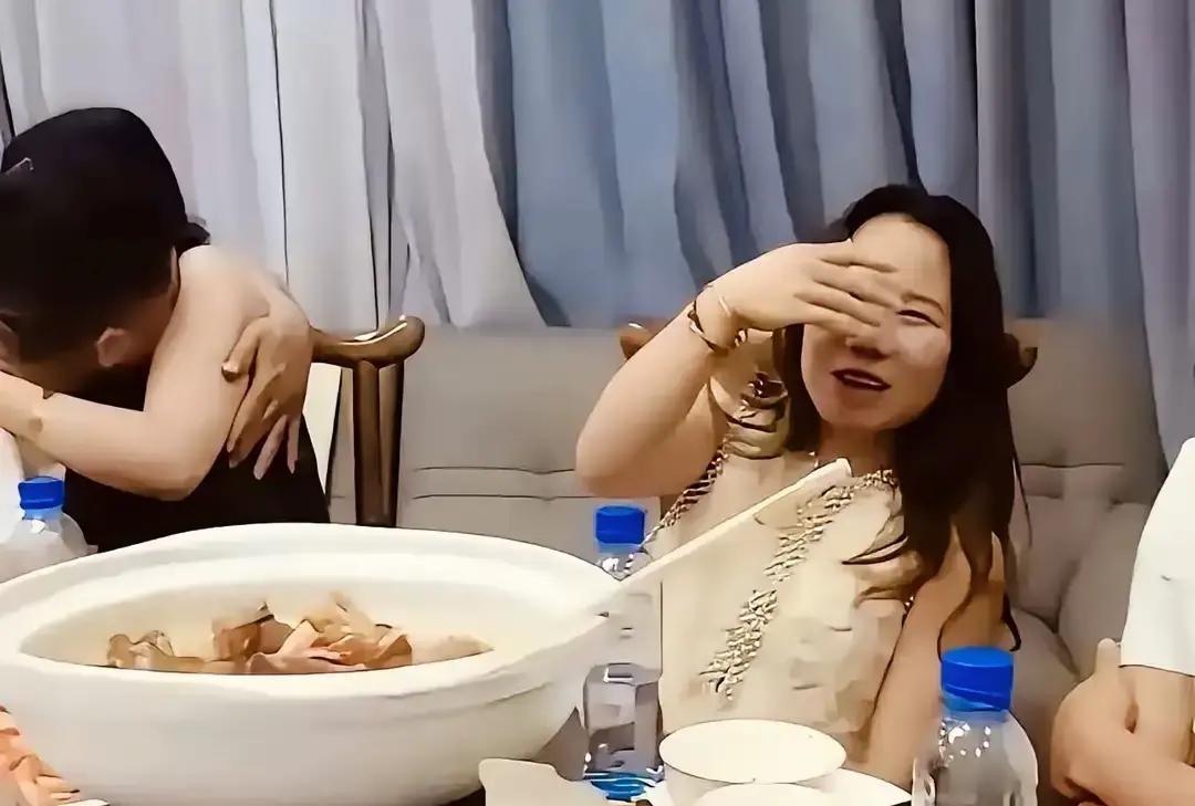 老同学刚碰杯，就有人红着眼站起来说暗恋她二十年，还问能不能抱一下。满桌瞬间安静