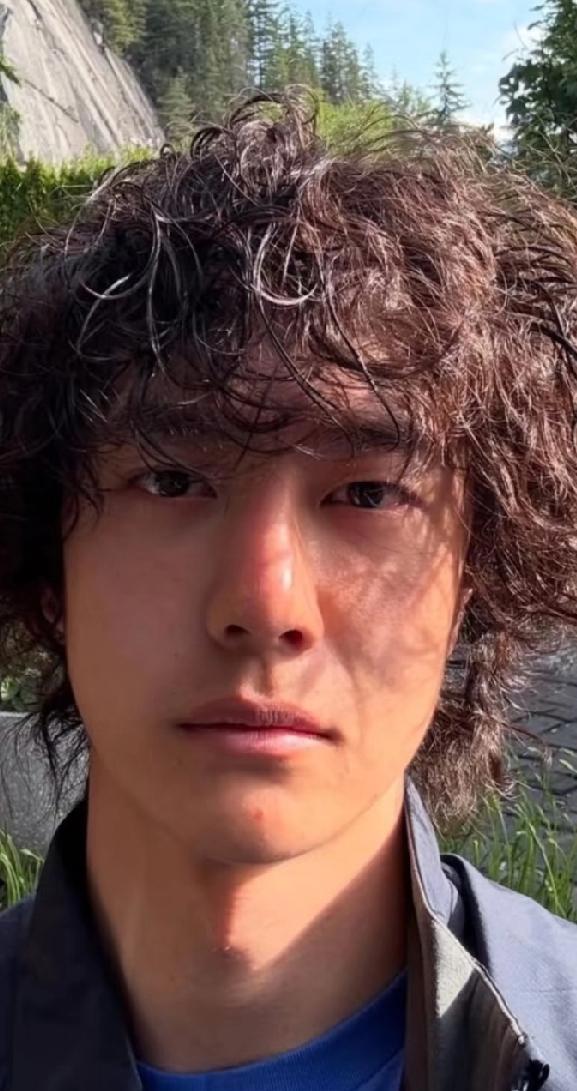 全网都在吐槽王一博造型雷人，只有我注意到他下巴上那颗痘痘……一般水土不服的人