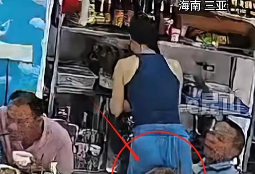 “不能原谅！”8月10日，海南三亚，一女生在餐厅打蘸料时被身后的男子摸臀，随后双