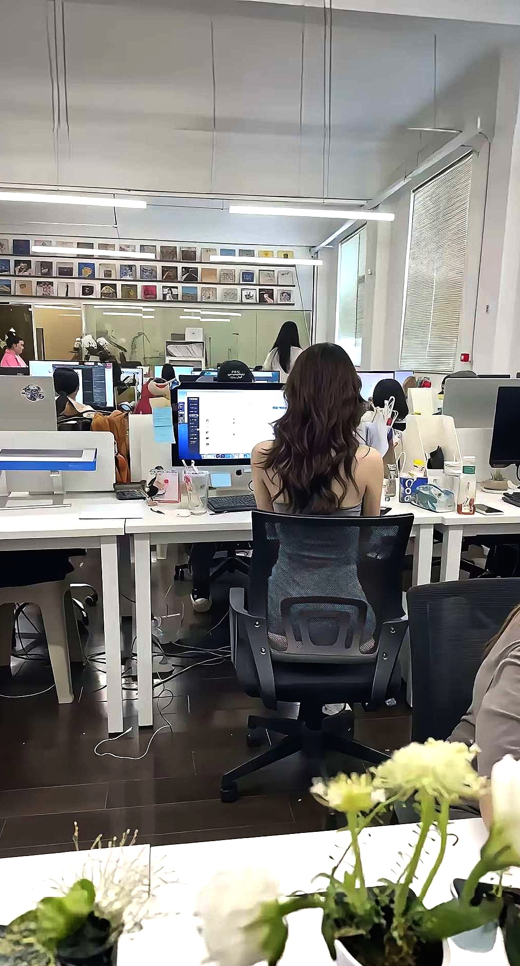 喜欢上了女同事（26岁但离过婚），她对我应该也有好感，迟迟不表白的原因是怕家里不