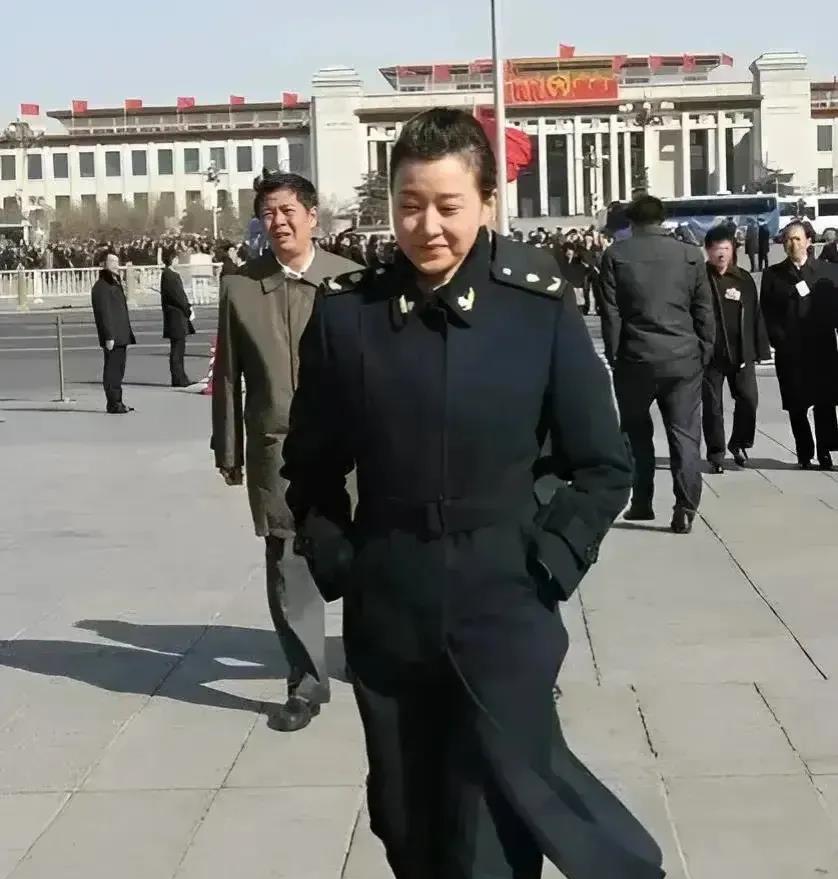 宋祖英这个军大衣形象，展现出了一种独特的气质，令人印象深刻！观察她大衣上的军装细