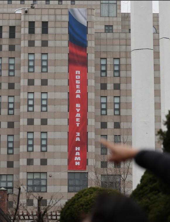 俄罗斯在首尔的使馆外墙上挂了一条巨幅标语，写着“胜利终将属于我们”。韩国外交