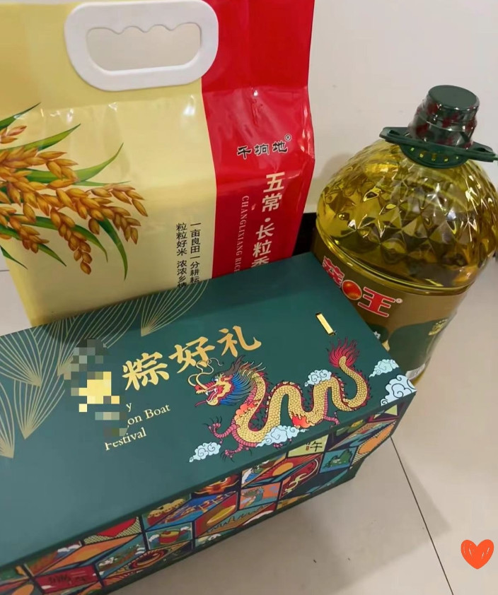 服了我们老板了。过几天就端午节了，老板今年给我们发了福利，一箱粽子、10