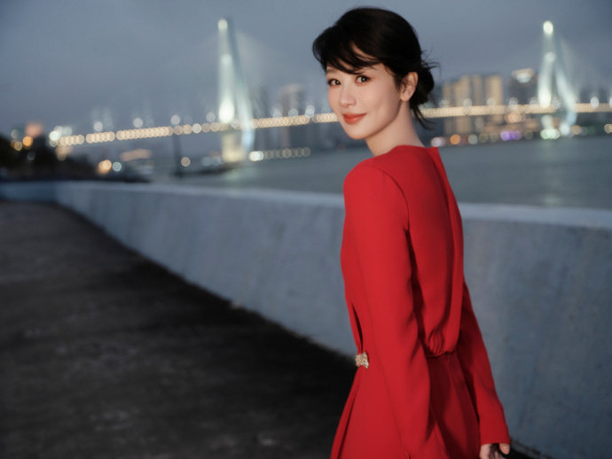 杨紫新年红裙照杨紫元旦营业照杨紫元旦营业照，杨紫新年红裙照，满分美貌的紫妹