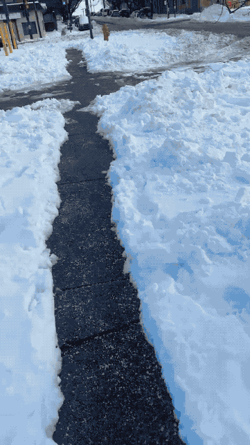 这个铲雪的活值100美元吗？这是美国费城发生的一件事，因为当地因为寒潮降下暴雪。