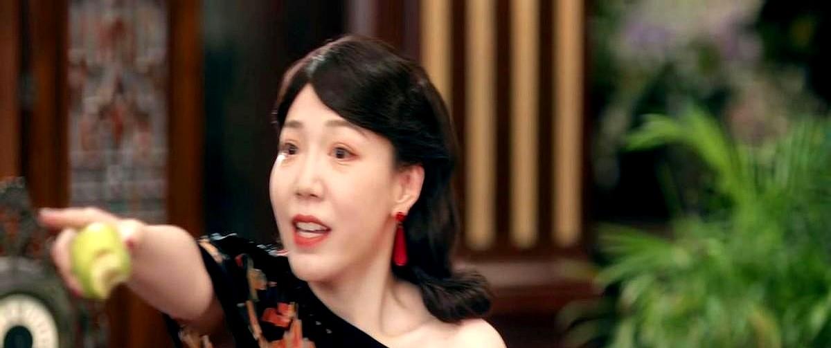 新剧这盘菜，就一个字：脸。46岁的胡杏儿演老夫人，往高堂上一坐，底下是39岁
