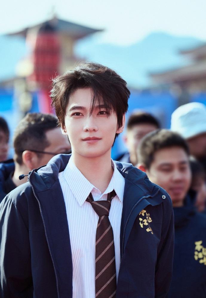 今天杨洋在宣传新剧的时候走校园风路线，看起来帅气又有型，像个酷酷的男模特。他