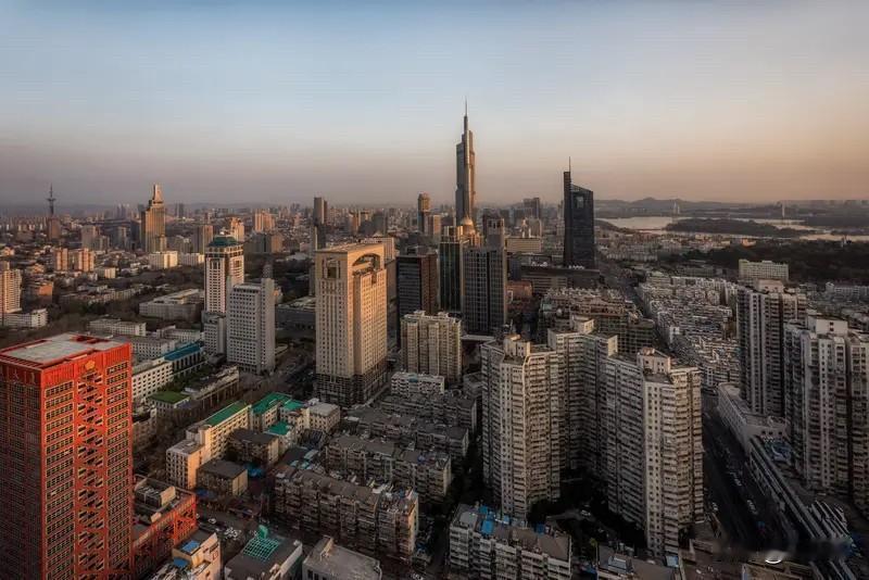 南京楼市：回看市场，在小阳春阶段把学区房出手的业主，算是阶段性高位逃顶。南京