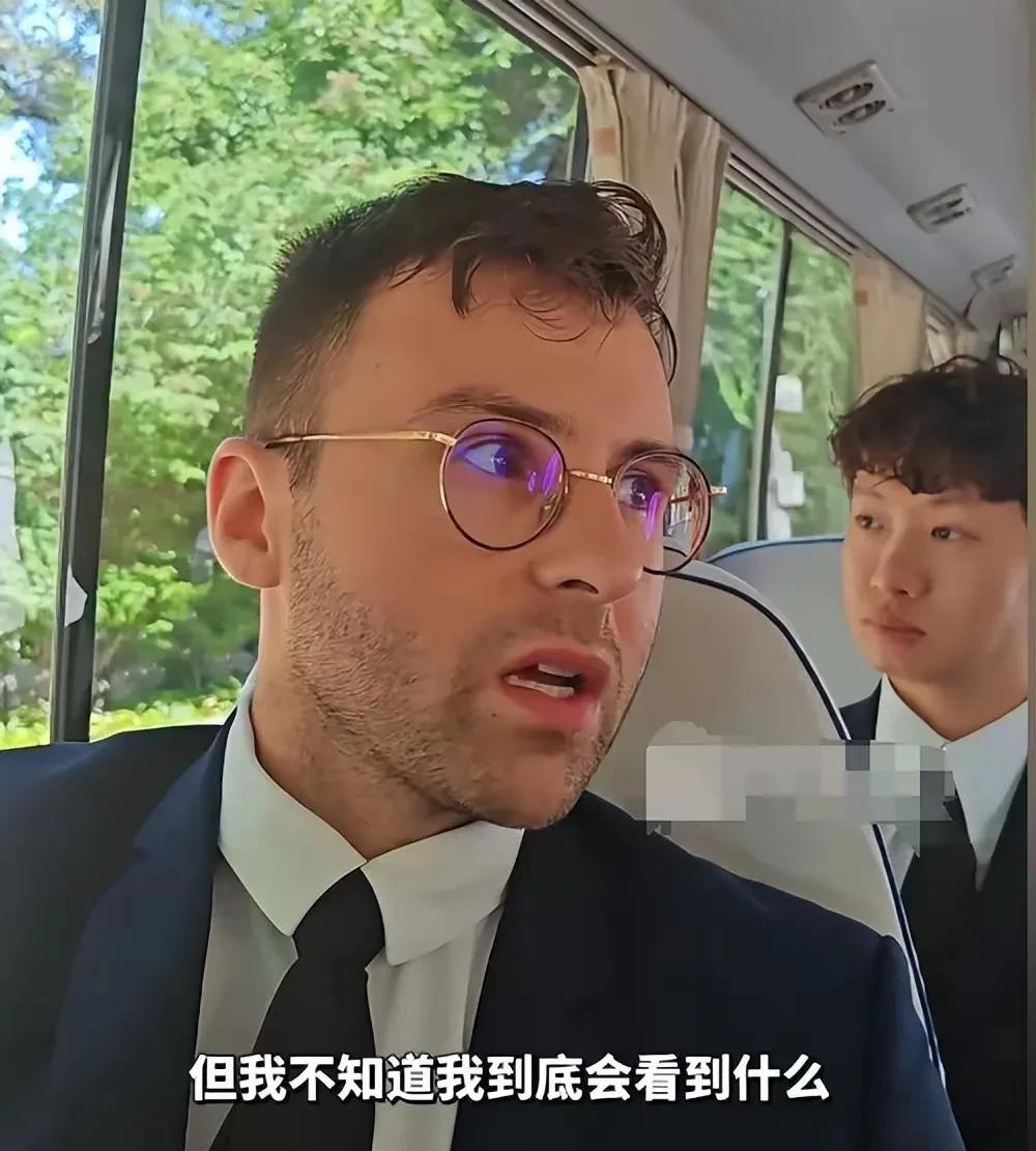 法国小伙马斯克是带着三代人的使命来参观731陈列馆的，8月7日，他和好友身着正装