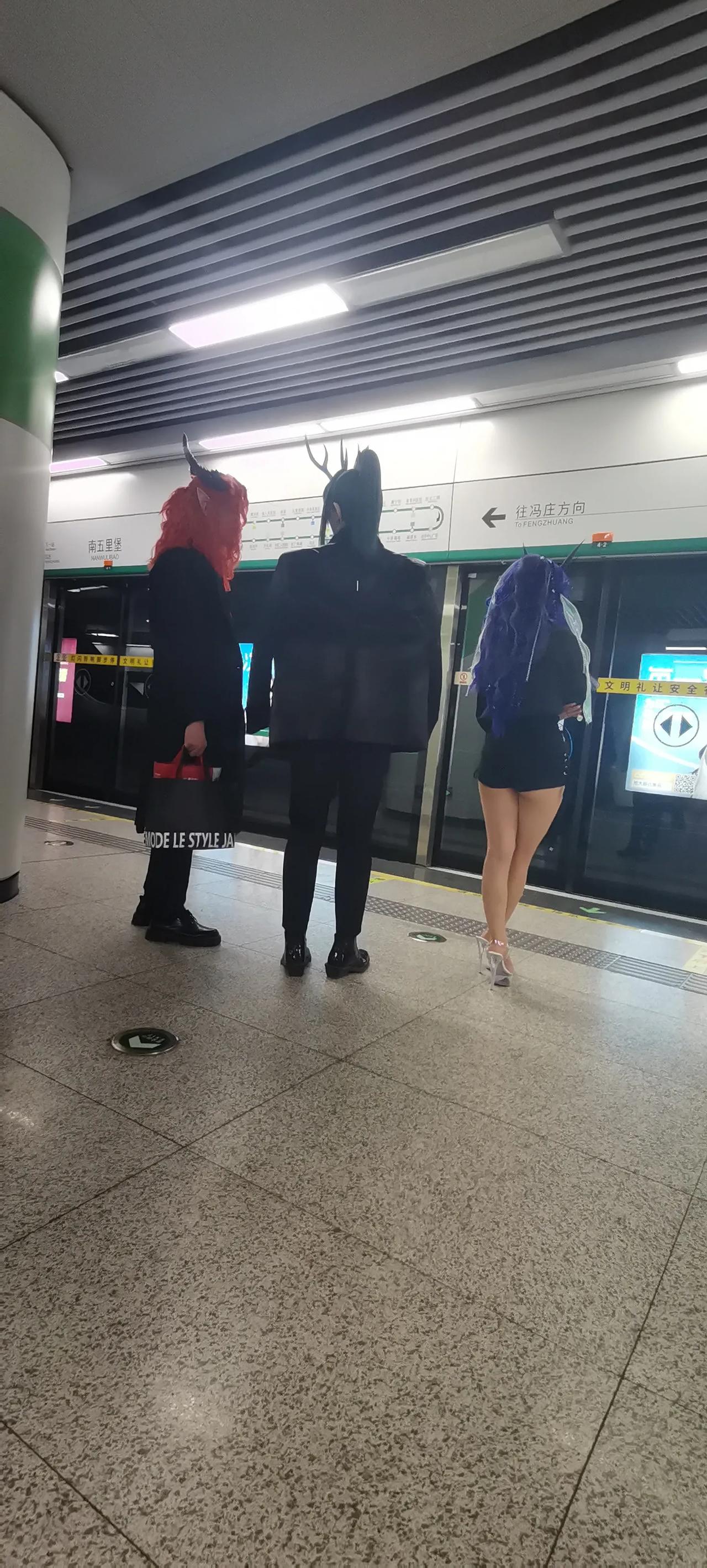 今天等地铁时遇见了“牛魔王”。地铁上的一幕