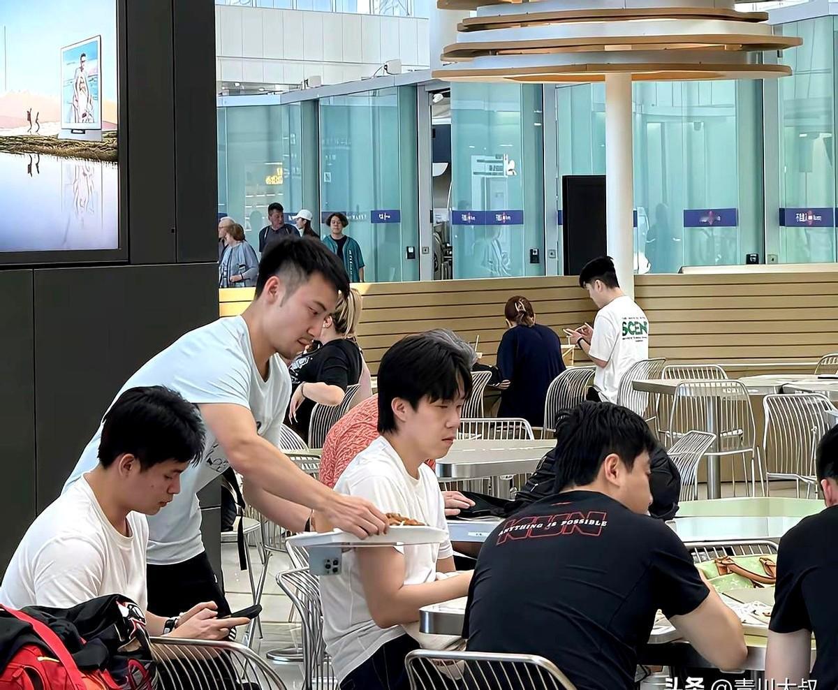 刘丁硕说:作为陪练，要照顾运动员的生活起居！咱们国乒队到了香港，这生活起居可真