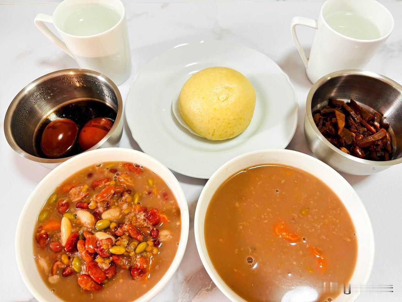 健康，减脂又简单营养早餐早餐：燕麦豆子粥，茶叶蛋，炖咸菜，馒头（全麦面粉，玉