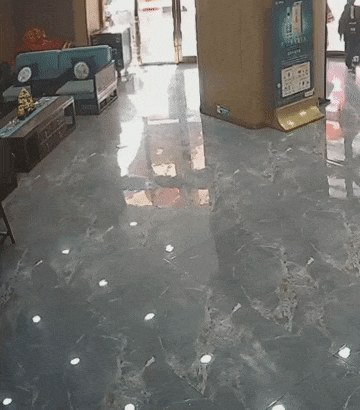 宴席惊现“职业白嫖客”！专偷郎酒还理直气壮，这波操作太离谱！不随礼、不祝福，