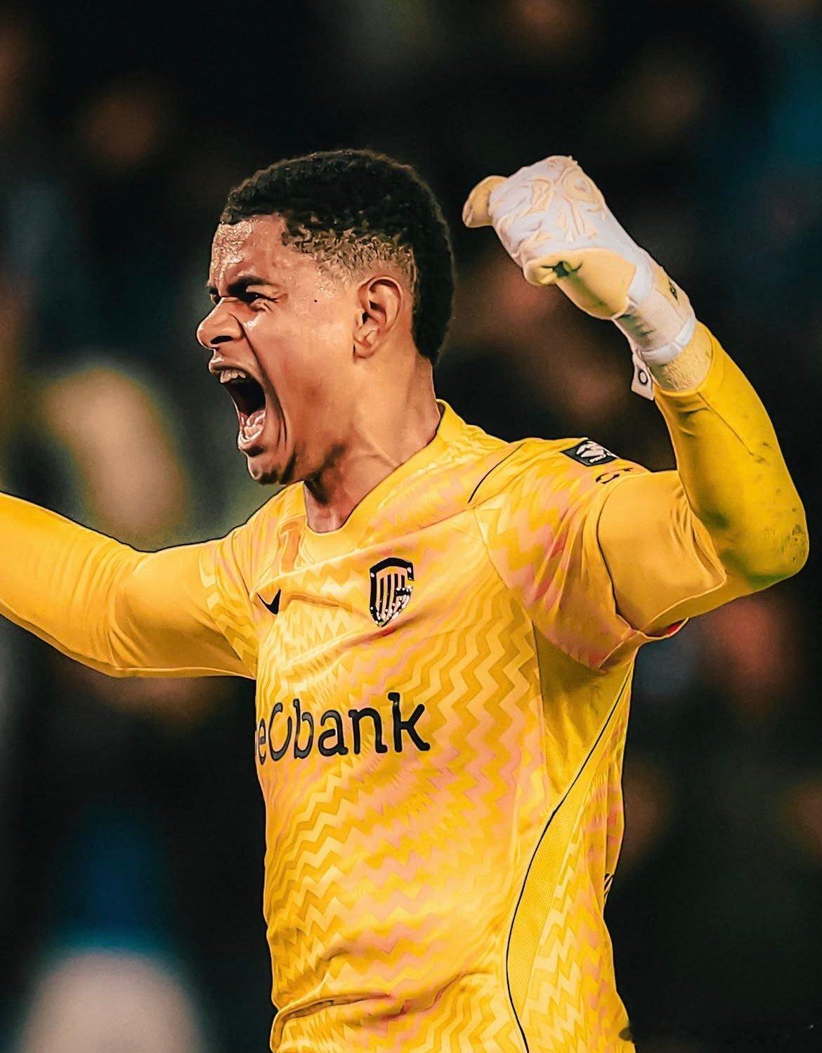 亨克体育总监迪米特里·德孔德谈到利物浦求购布鲁格曼斯的速度有多快：“在一个周日—
