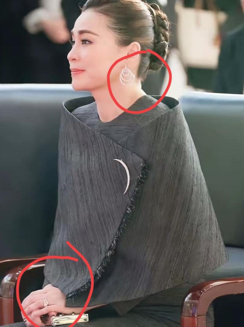 苏堤达王后，这一套造型可以“封神”了！不得不说，这位泰国王后真的很懂时尚，也懂