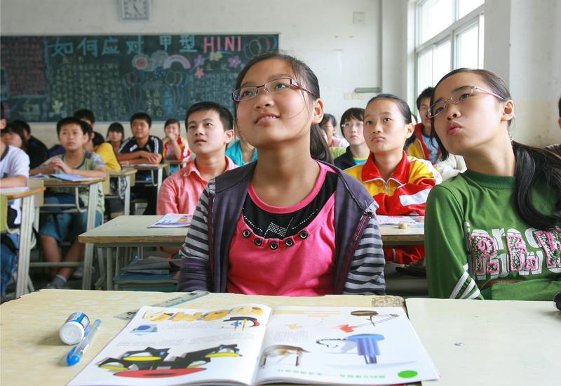 这次要为老师发声，教师子女随父母到学校就读怎么就违反了阳光招生政策了呢？既然长幼