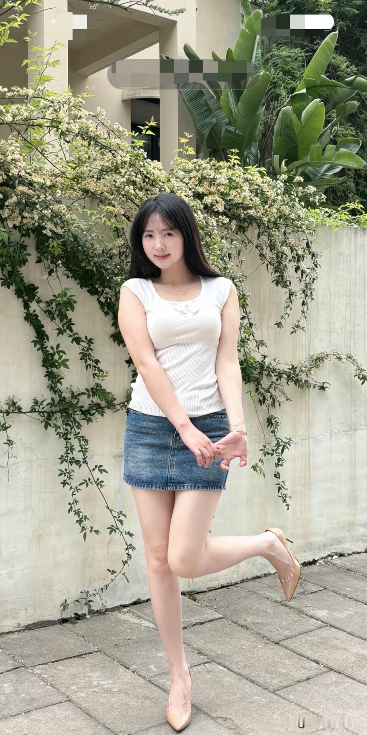 夏日清新穿搭，白色上衣+牛仔短裙，搭配高跟鞋，轻松出街！牛仔裤搭配什么样的上衣比