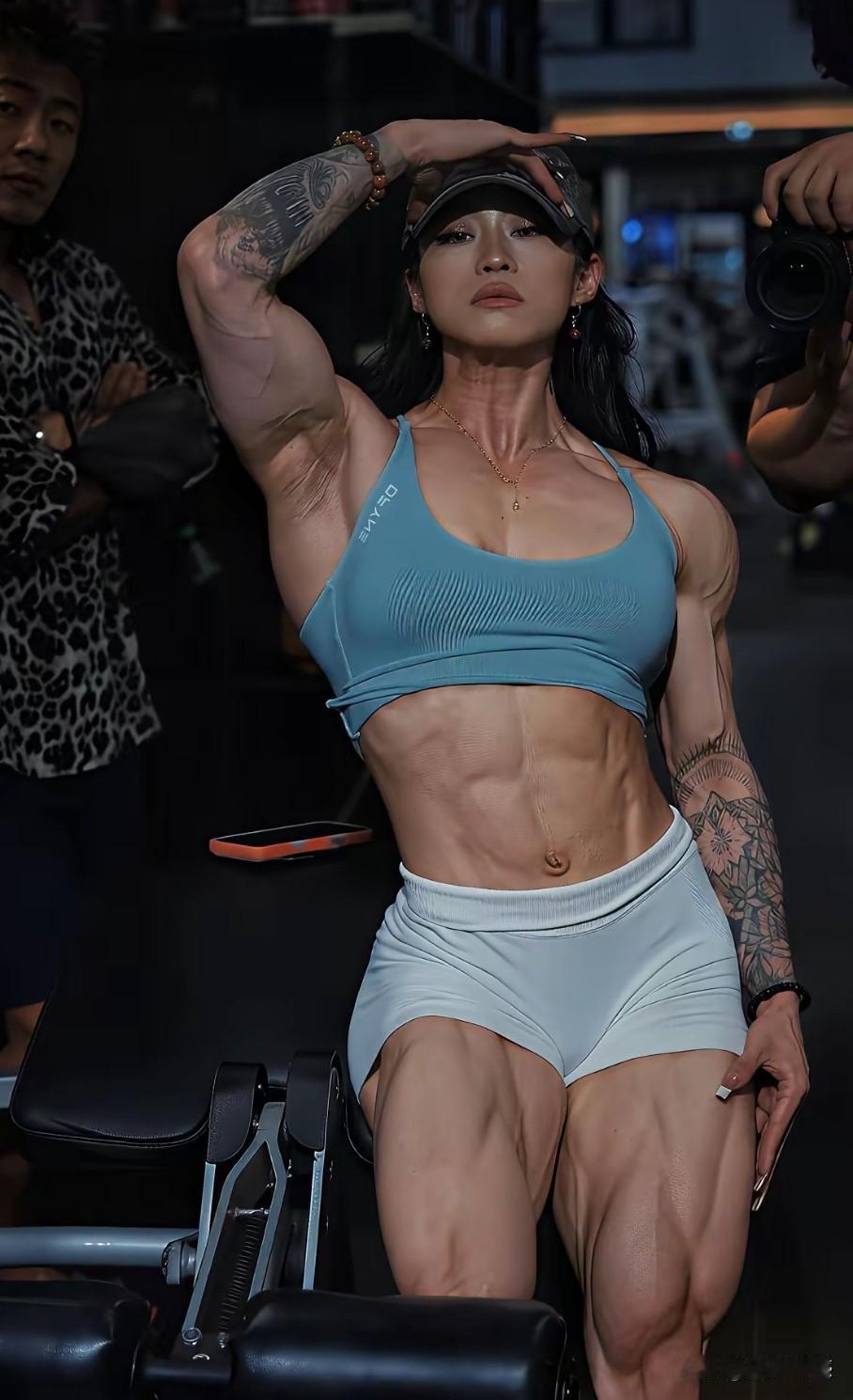 女子的身体锻炼的真是太强壮了，很多男人都达不到这种程度，仅从身体素质来说，非常让
