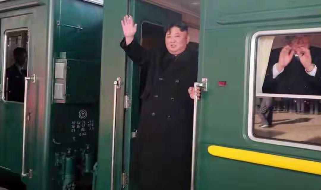 金正恩访华坐火车原因曝光！金正恩已经乘坐专列离开平壤前往北京，身后跟了贴身保镖