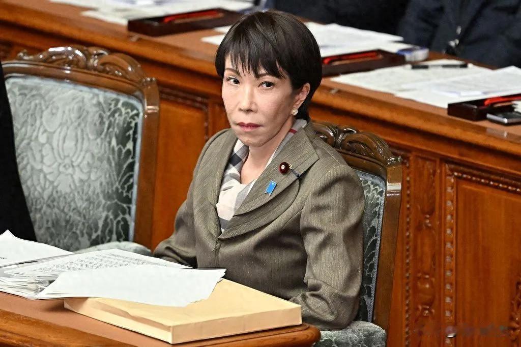 日本政坛这回是真的要大地震了！高市早苗的支持率彻底崩盘，眼看就要卷铺盖走人。为了