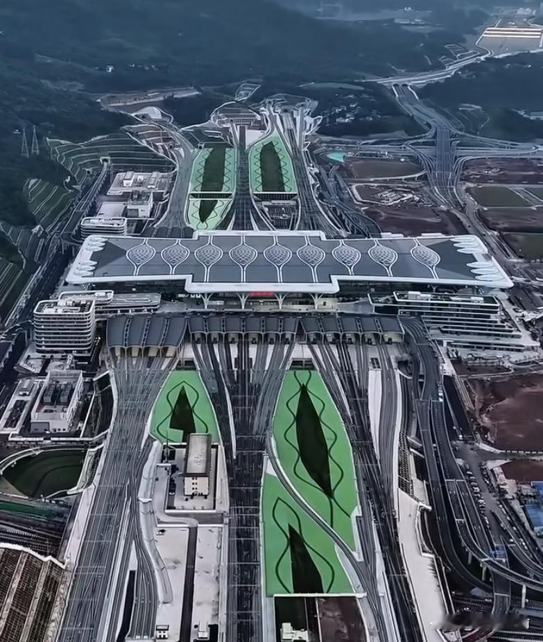 重庆的两大火车站，为什么都要靠山修建呢？西站和东站，是重庆近年来新建的两座矩