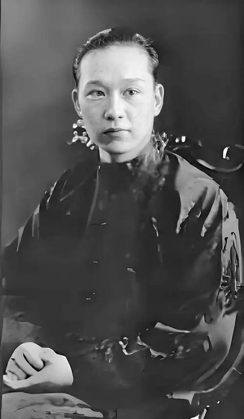 ☁1918年，京剧演员荀慧生走进洞房，快步上前，一把掀开新娘头上的红盖头。