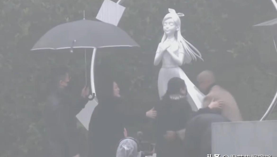 208度。不是台北的经纬，是一个男人的坐标。白布掀开，一张陌生的脸，望着家的