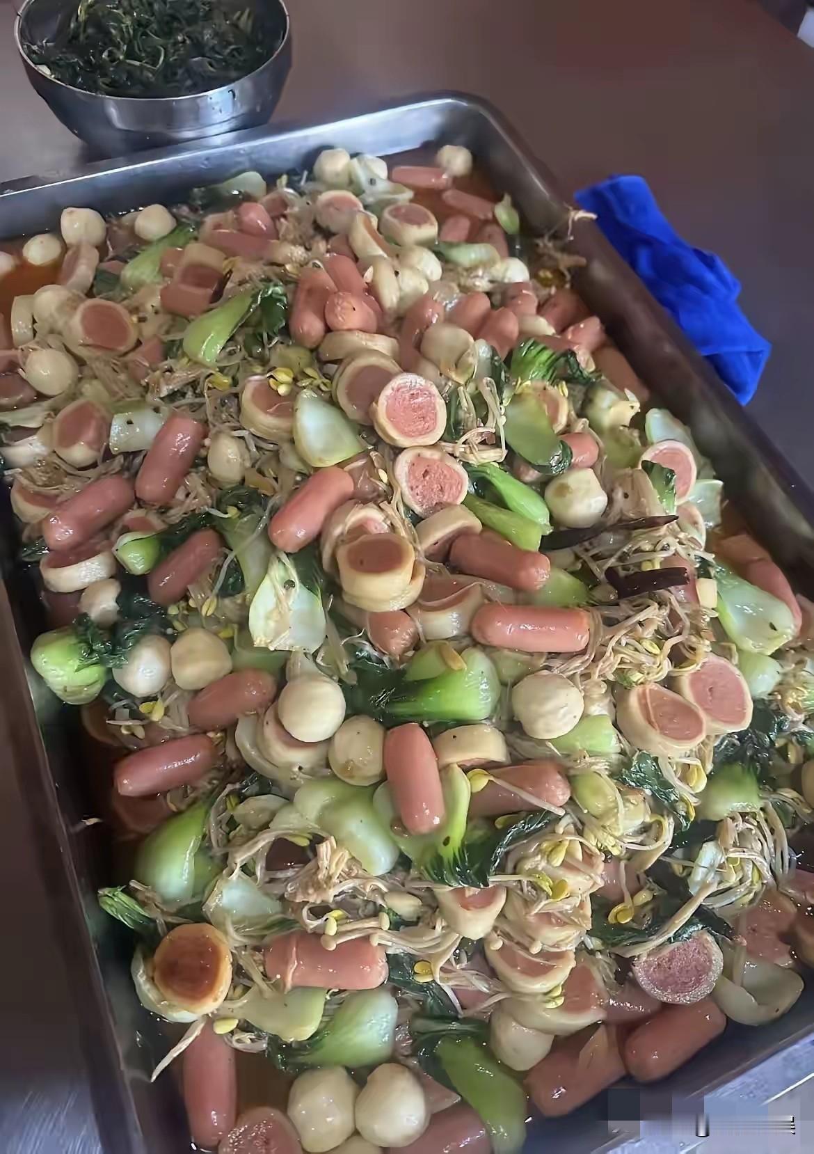 食堂的这个荤菜，我宁可不吃菜也不吃它。现在的猪肉有的都不到10元一斤，也不贵啊