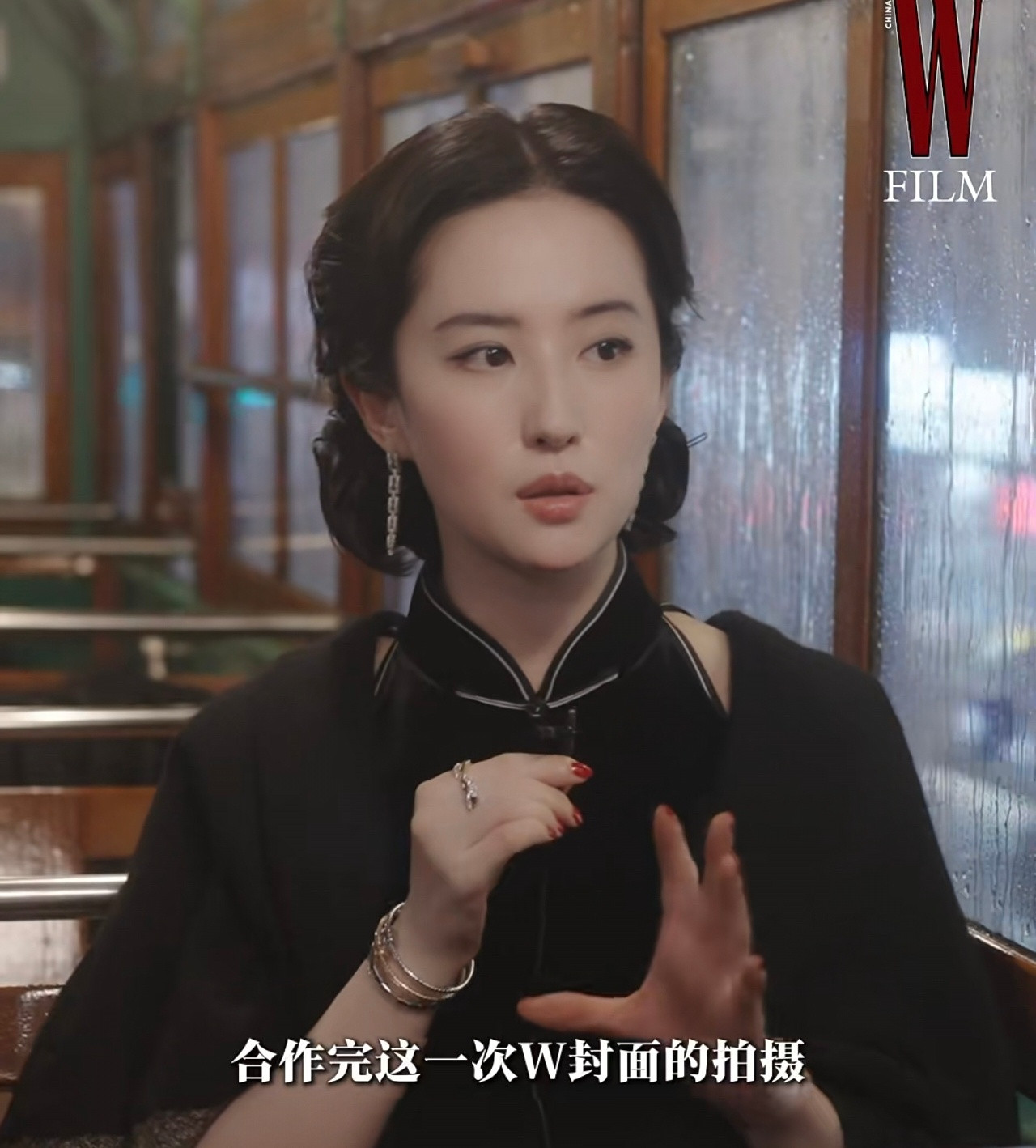 刘亦菲出现了轻微的高低眉大小眼和下停不平衡，最近日子不咋好过，处于一个调整时期观