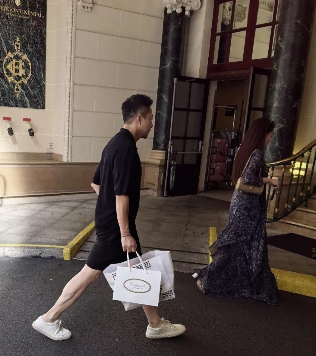 汪小菲在巴黎给老婆提包，马筱梅满身名牌贵妇范儿十足，看着是在秀恩爱，实则暗藏事业