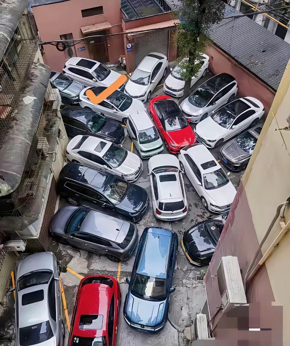 哪辆车能先开出去