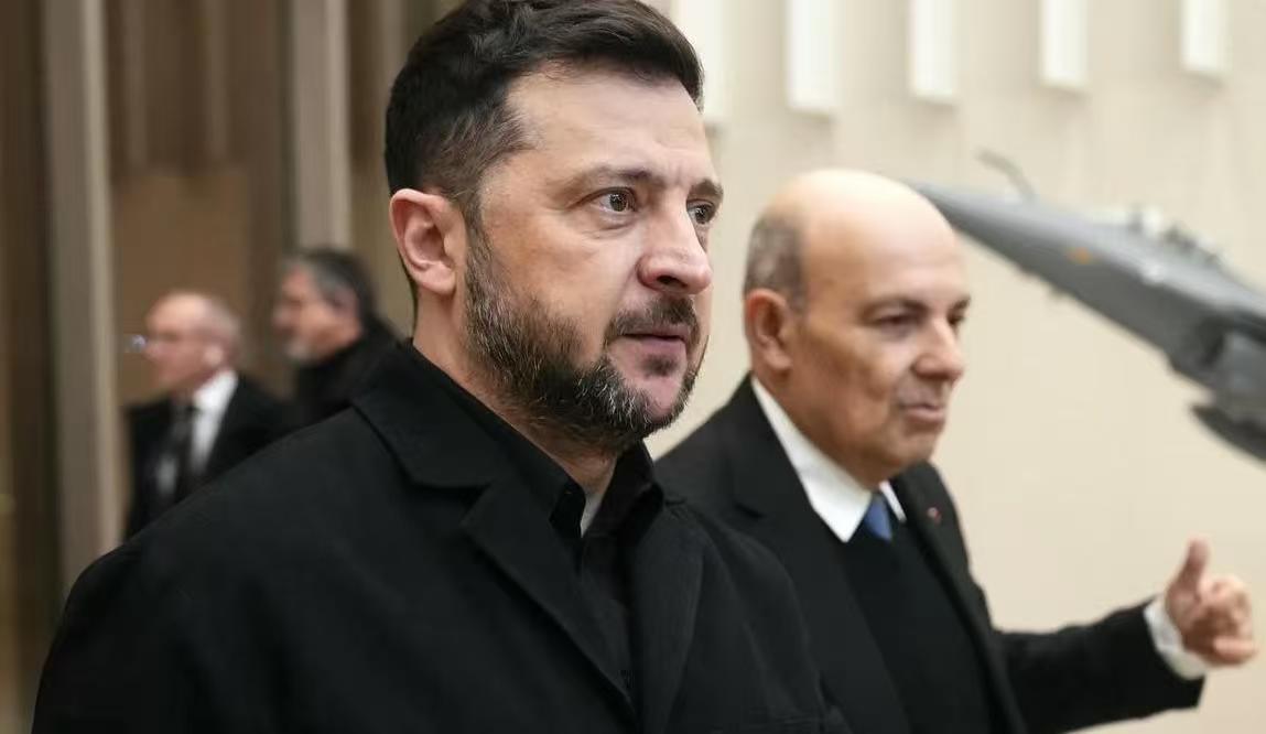 泽连斯基现在看上去很可怜，几乎被逼进了死胡同，一方面是战场上的节节败退，乌军士气