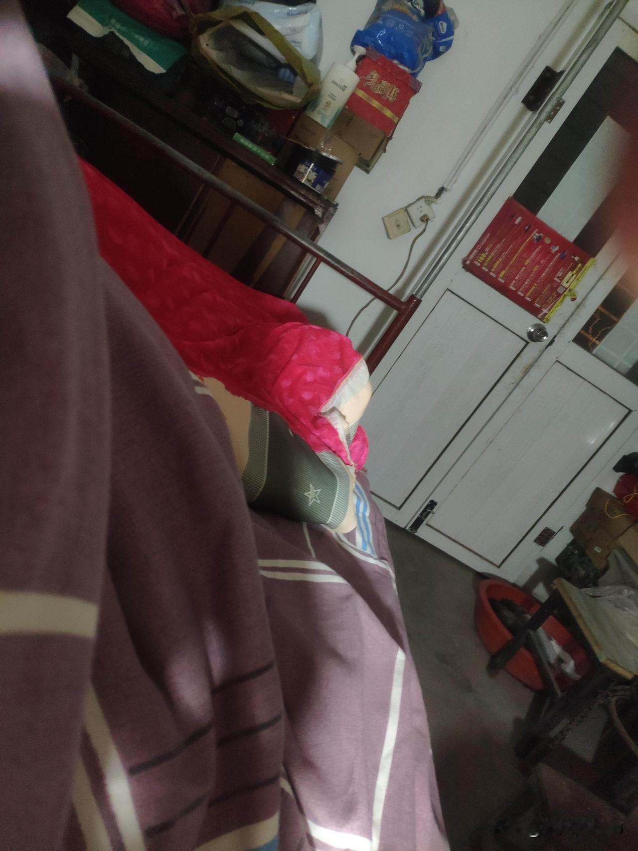 不管我愿不愿意，我都得盖两床棉被了。因为天气太冷了，要零下10度啦。前两天