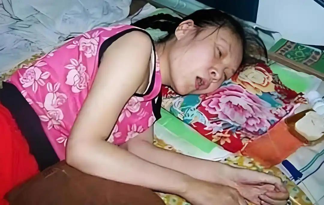 2003年，亲哥扇了她俩耳光，她趁机装瘫了，这一瘫就瘫了20年！真是装瘫界的翘楚