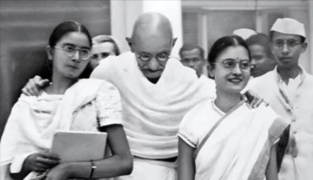 印度圣雄甘地为了锻炼自己禁欲的忍耐力，和自己的孙女、侄媳妇同床共枕，结果每一次都