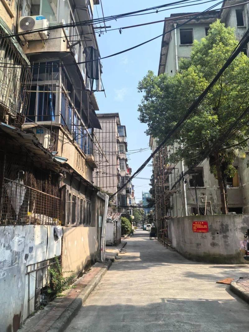 老破小房子的三种价值：一、最大的价值就是地段价值，你不要去看什么样的房子，一