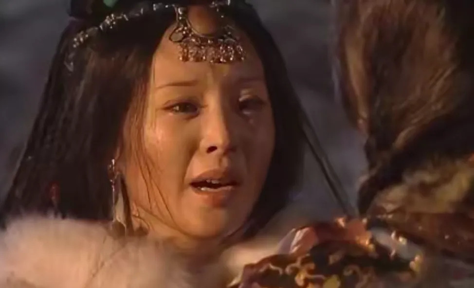 公元1635年，皇太极下令扒光亲姐姐莽古济的衣服，并且让刽子手处以凌迟极刑。每剐