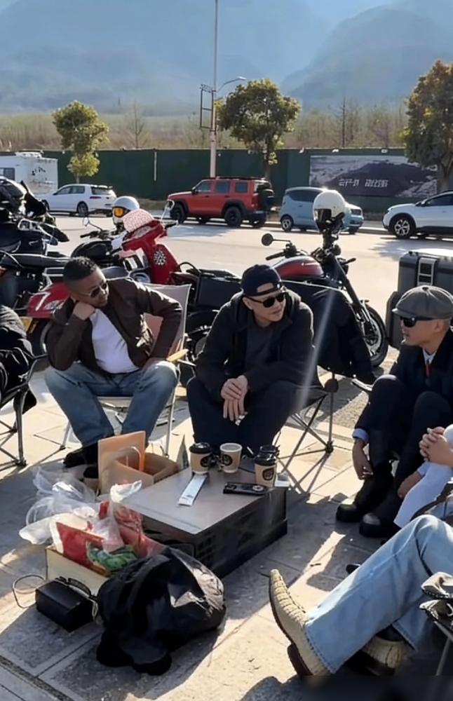 直播卖货1个亿，李亚鹏转身跑到云南街头，嗑起了松子。大年初四，大理。没有山珍