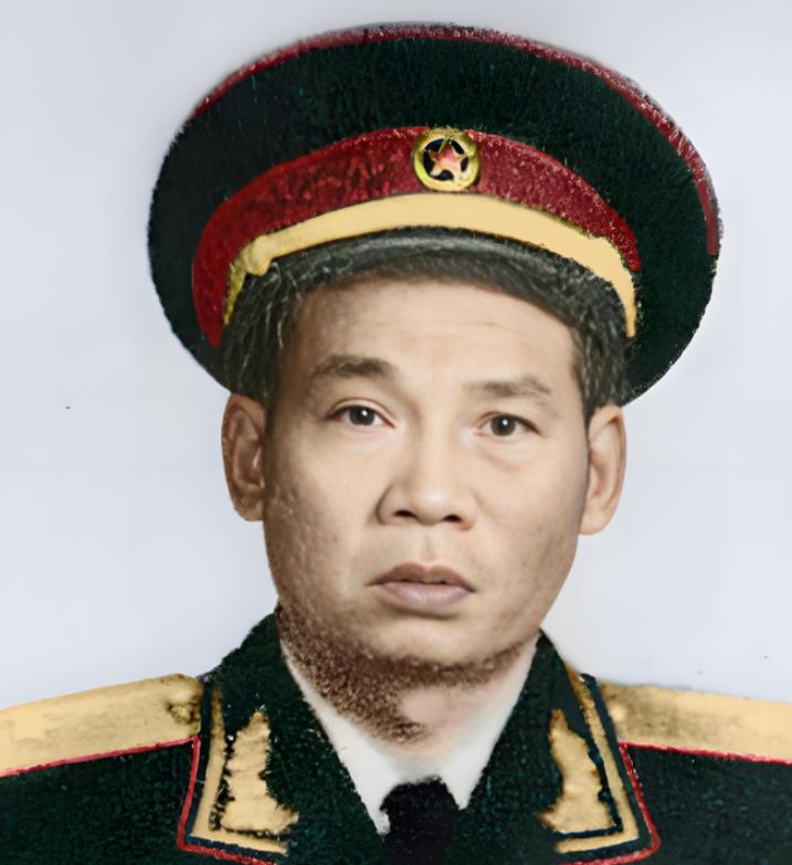 1937年，河西走廊，西路军在祁连山一带遭马家军重兵围攻，全线溃散。军委三局电台