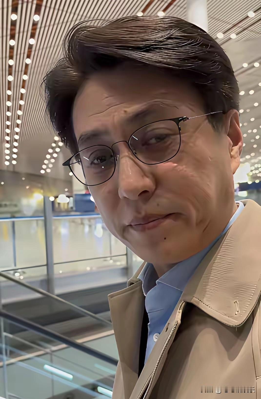 靳东的女粉丝还心动吗？演员也是人。大家被他饰演的角色打动，更有人视他