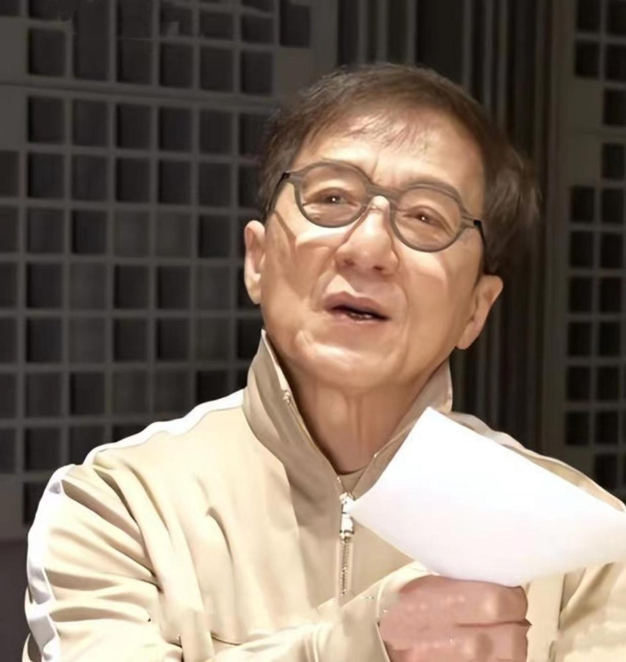 成龙在镜头前说了句大实话：我在全世界拍戏，看到太多中国人在海外过得很惨——不