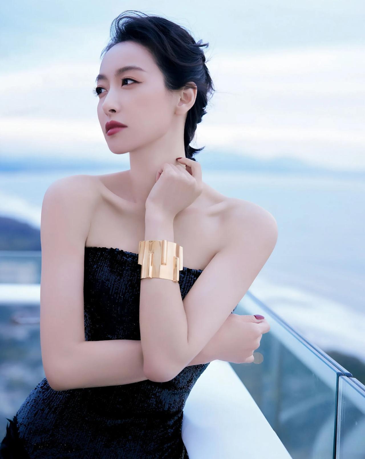 辽阔海天为背景，宋茜时尚大片尽显高贵浪漫情怀