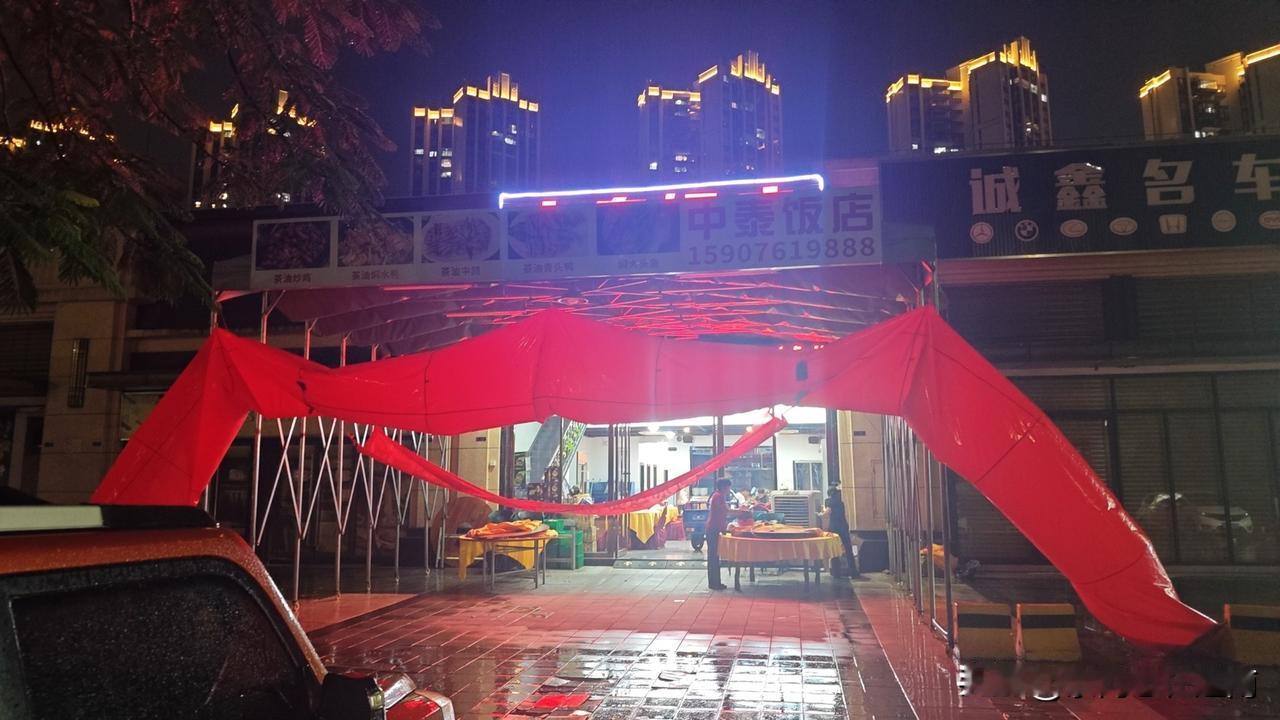 昨晚在公司总部，和以前一起在越南工作过的两位同事一起吃饭，期间聊了很多，包括大家