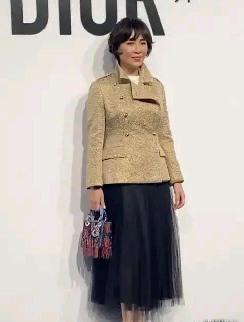 60岁刘嘉玲近期亮相忽然一反常态装扮，从头到脚传统又复古。刘嘉玲一身民国时期装饰