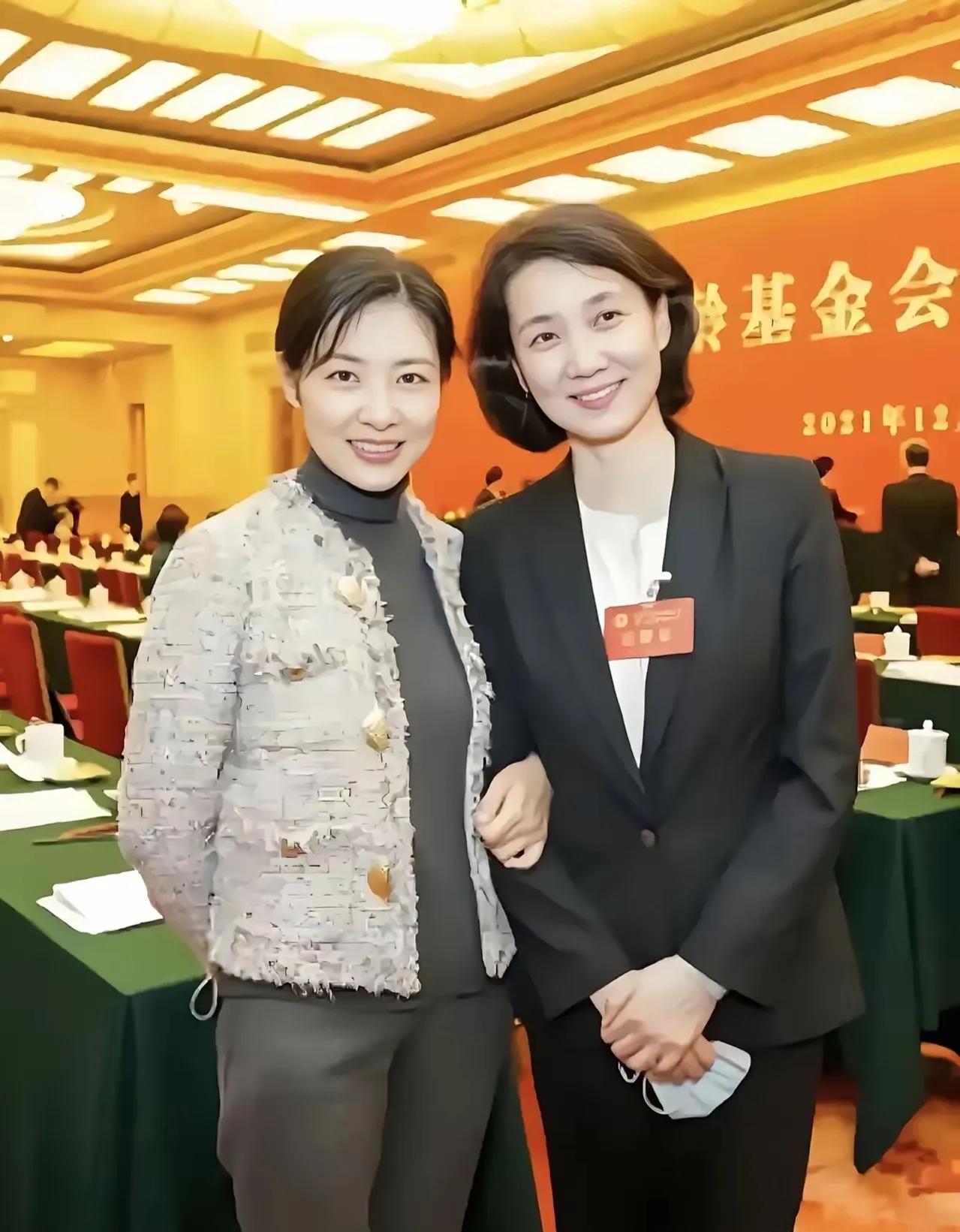 两位都是央视的优秀主持人，这张照片是她们难得一见的合影，看照片，我觉得还是李修平