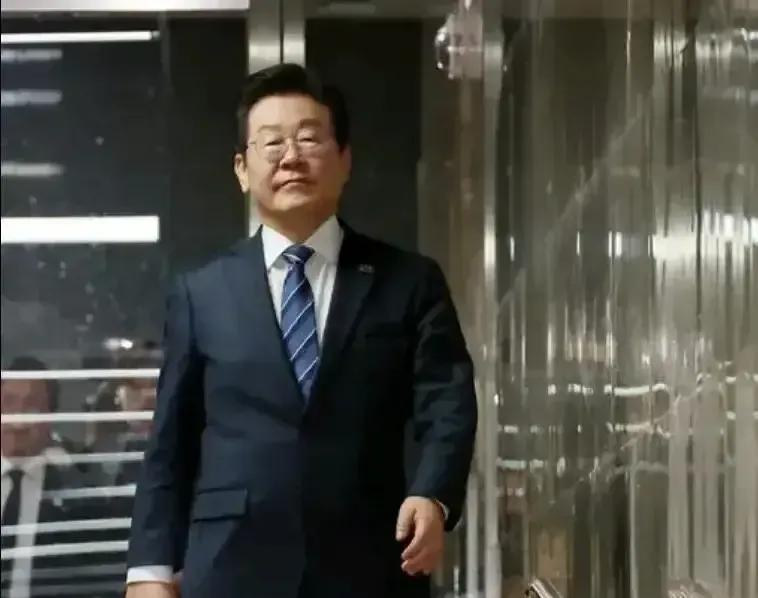 李在明笑到了最后，当选韩国总统，现在最难过的可能是前总统尹锡悦，尹锡悦面临的将是