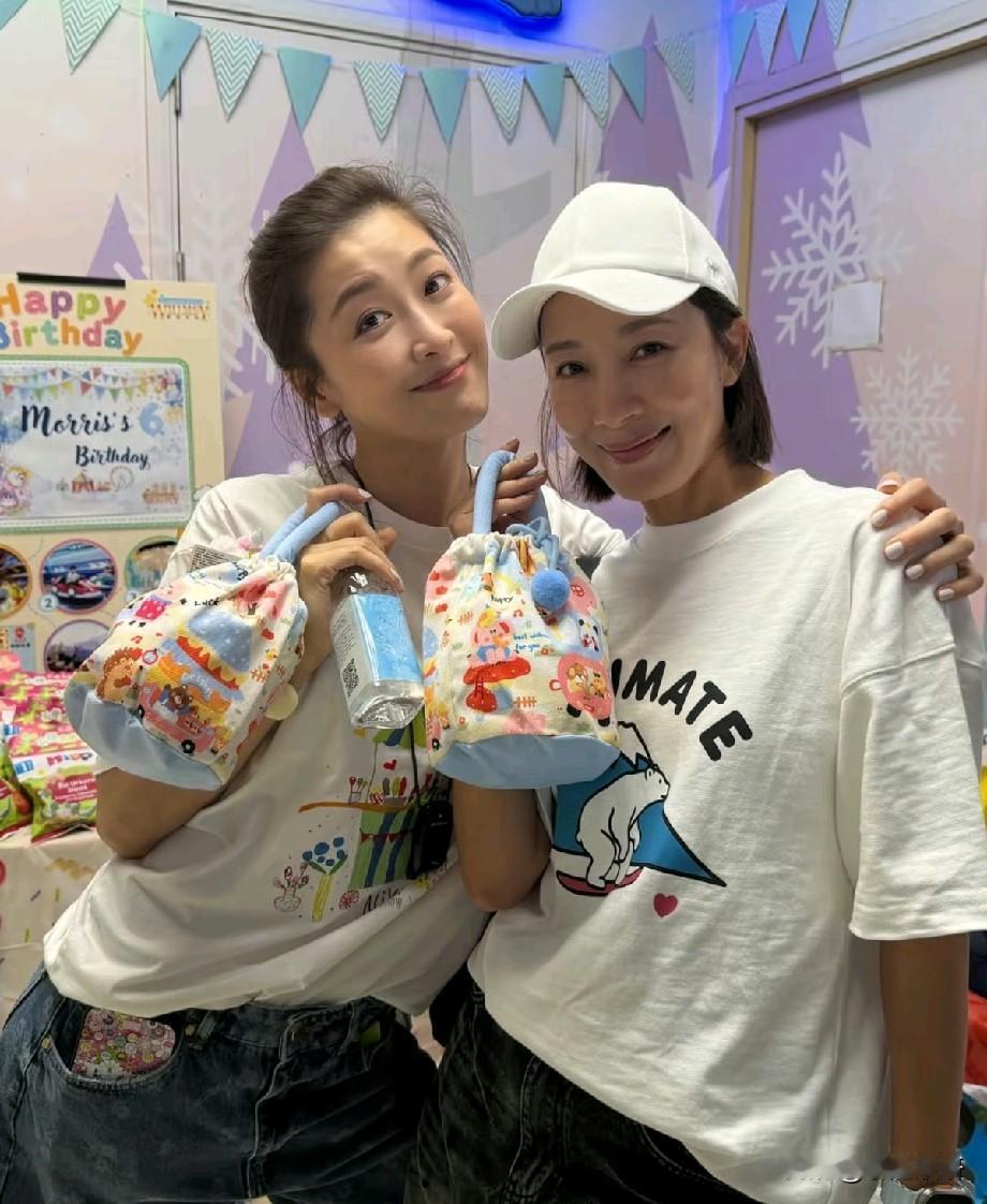 冻龄到离谱！周励淇杨茜尧同框，47岁状态被夸爆，网友：这哪像娃妈？谁能想到