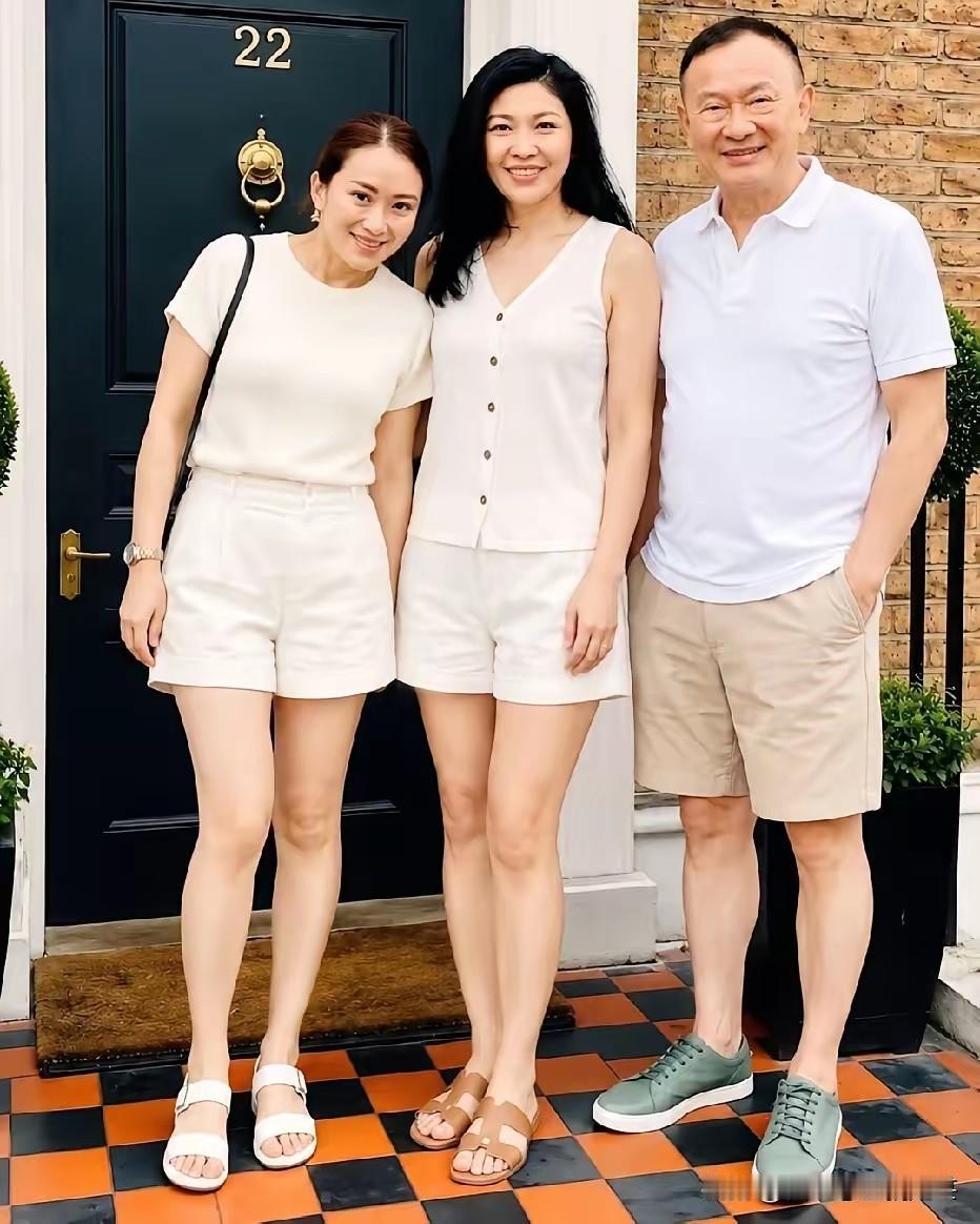 他信第二次得到泰王特赦后，保守派、军方感觉到他信，有可能会继续发挥他影响力时，他