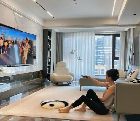 无主灯和传统灯，我家两种都装过。住了三年，我想说句大实话：无主灯看着高级，但要说