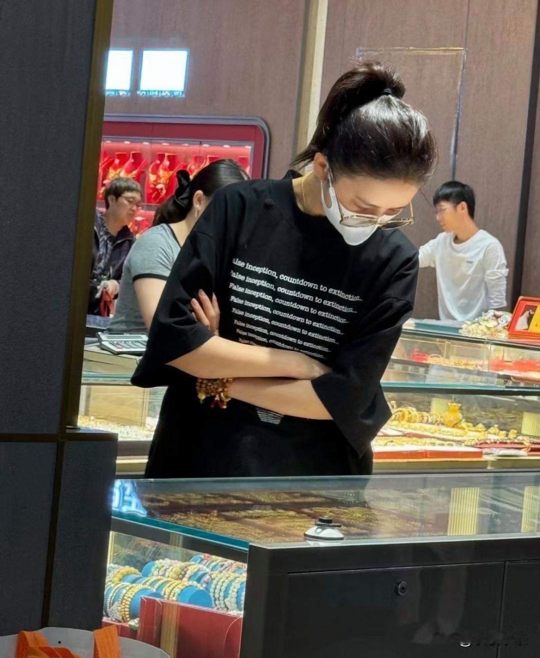42岁佟丽娅在深圳一家商场买黄金首饰，她的打扮低调朴素，但花钱毫不手软，看中了好